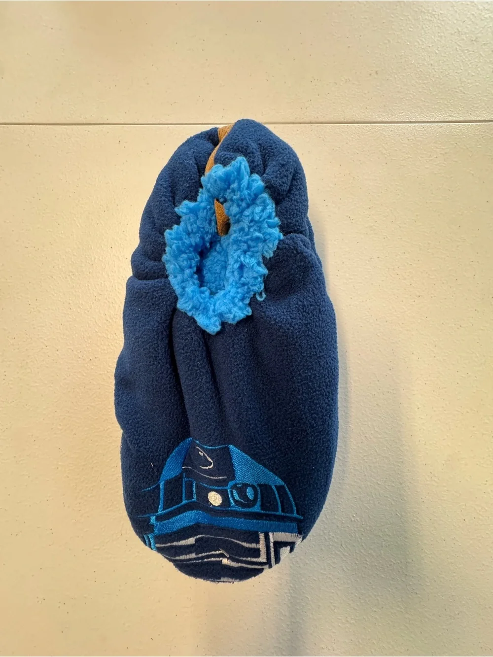 Men’s Star Wars Navy Blue Plush Slipper with Light Blue Acento